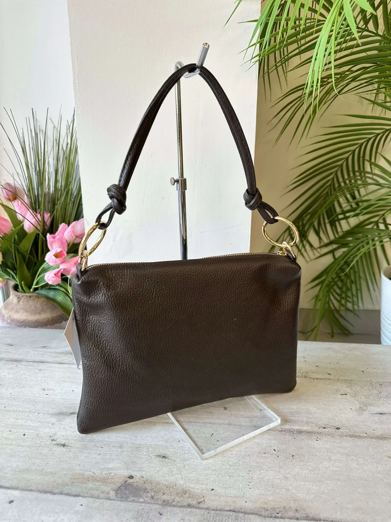 Borsa a Busta in Vera Pelle Marrone Scuro con Anelli Dorati Bustina con tracolla