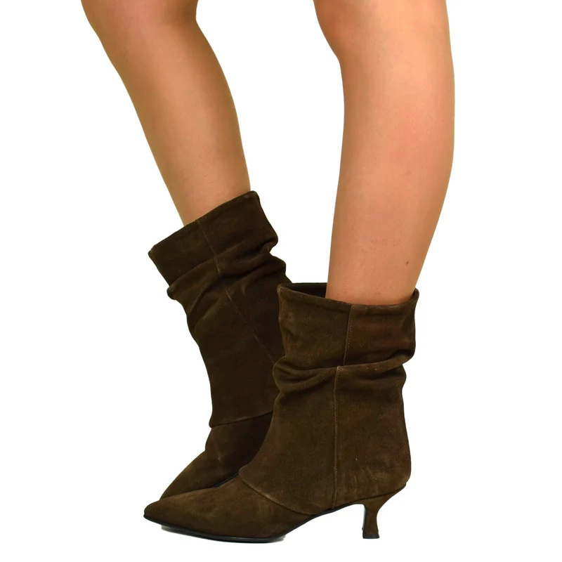 Stivali Eleganti Kitten Heel 5 cm in Camoscio Cioccolato Punta a Cuore