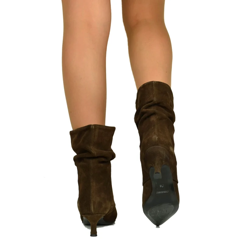 Stivali Eleganti Kitten Heel 5 cm in Camoscio Cioccolato Punta a Cuore