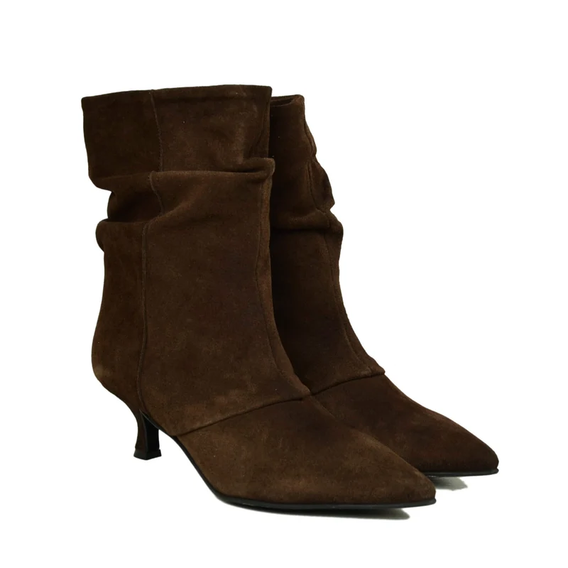 Stivali Eleganti Kitten Heel 5 cm in Camoscio Cioccolato Punta a Cuore