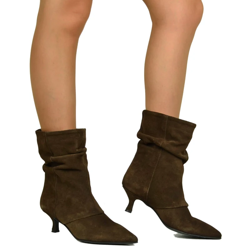 Stivali Eleganti Kitten Heel 5 cm in Camoscio Cioccolato Punta a Cuore