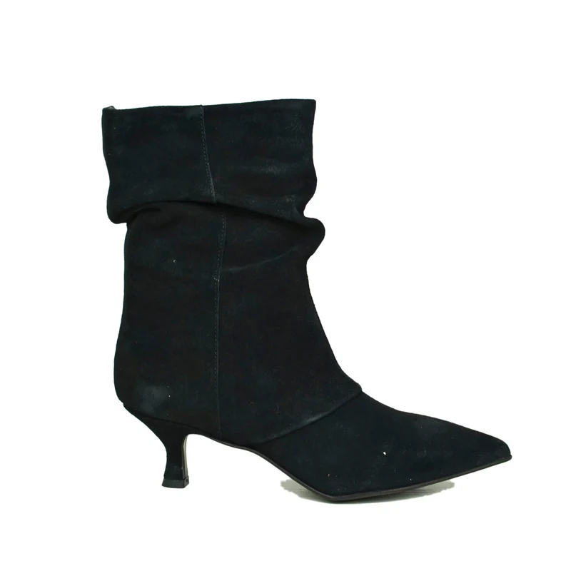 Stivali Eleganti Kitten Heel 5 cm in Camoscio Nero Punta a Cuore