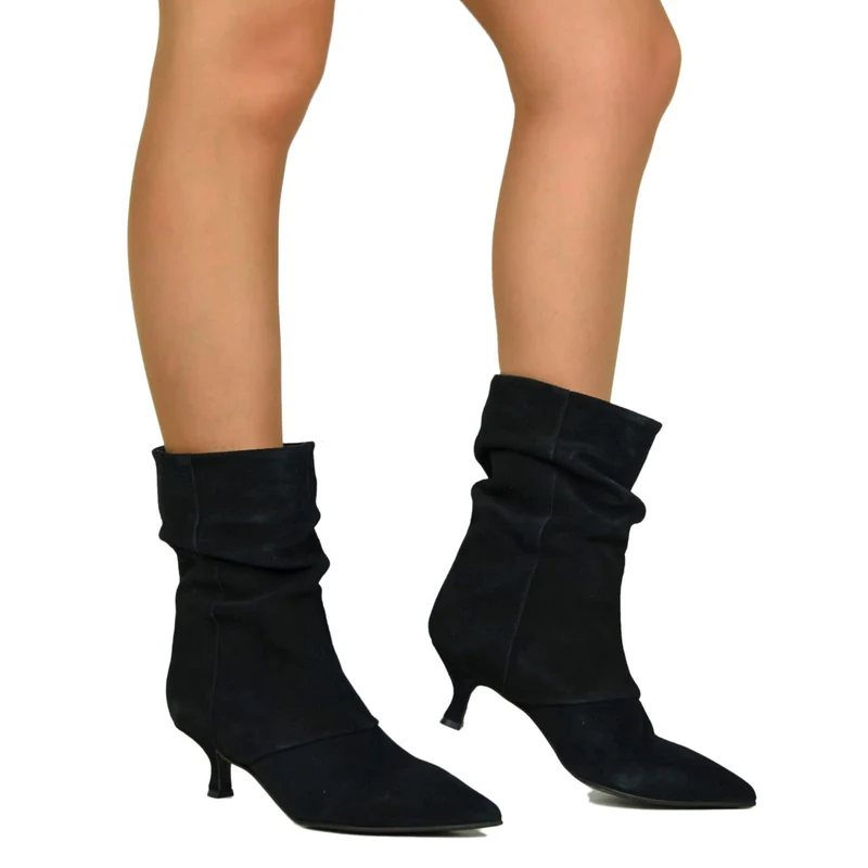 Stivali Eleganti Kitten Heel 5 cm in Camoscio Nero Punta a Cuore