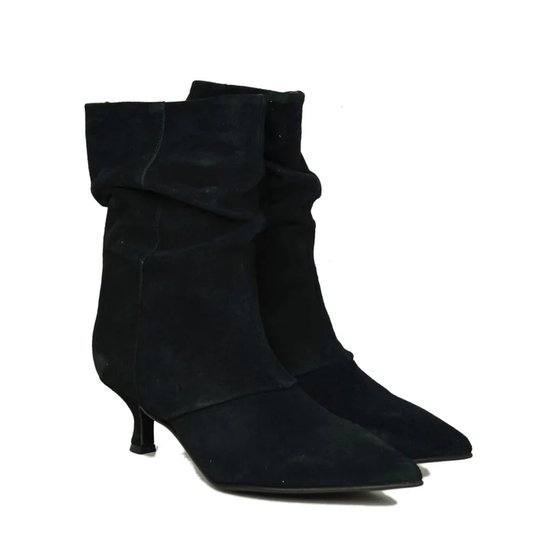 Stivali Eleganti Kitten Heel 5 cm in Camoscio Nero Punta a Cuore