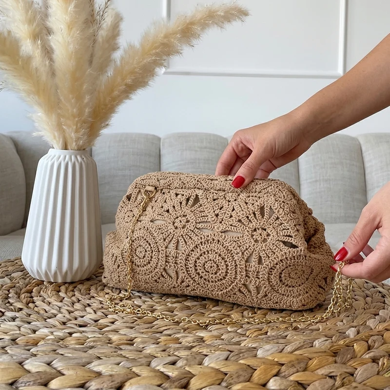 Borsa Clutch Macramè Taupe con Tracolla Catena Dorata