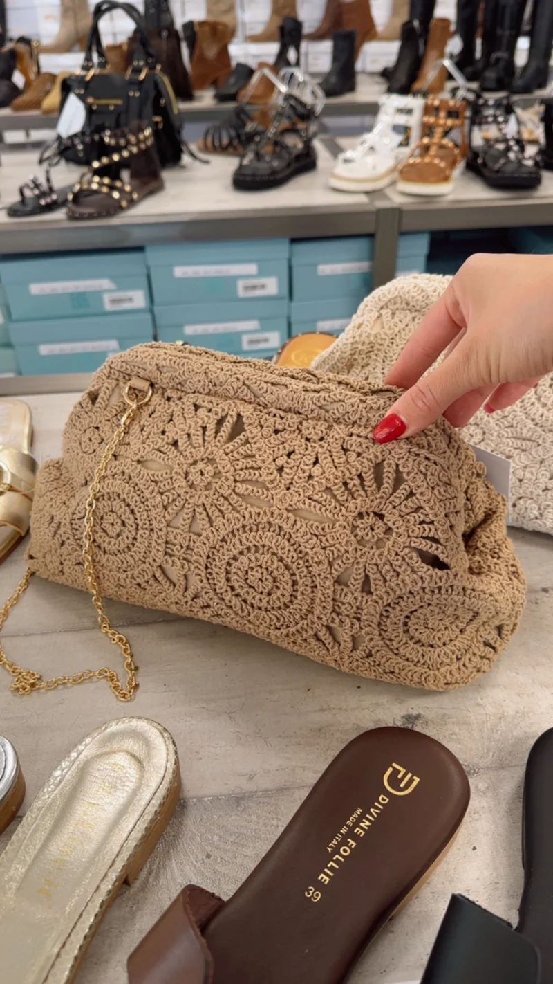Borsa Clutch Macramè Taupe con Tracolla Catena Dorata