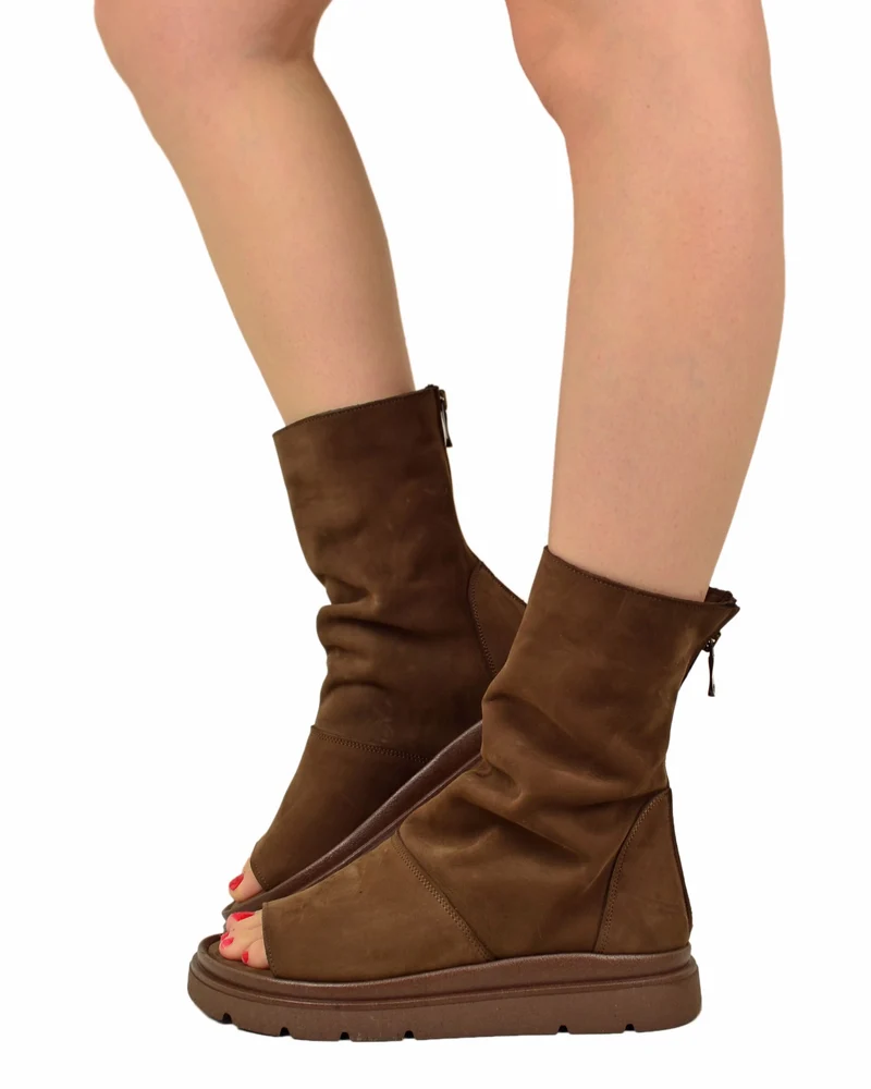 Sandali Platform a Stivaletto Spuntato in Nabuk Cioccolato Wide Pianta Larga