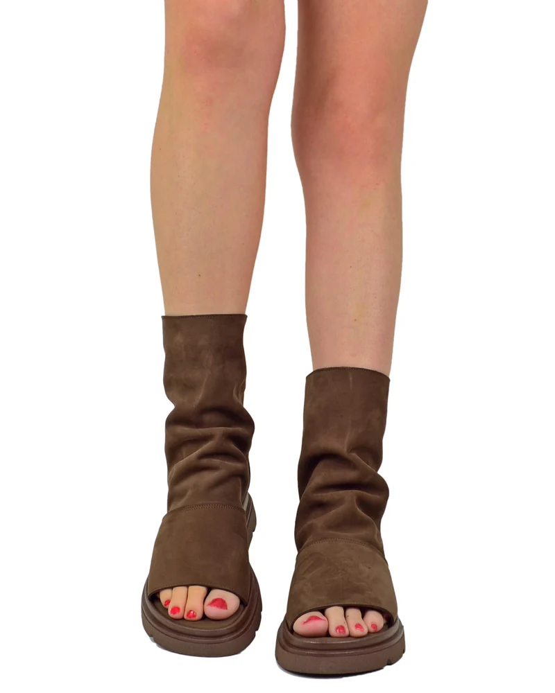 Sandali Platform a Stivaletto Spuntato in Nabuk Cioccolato Wide Pianta Larga