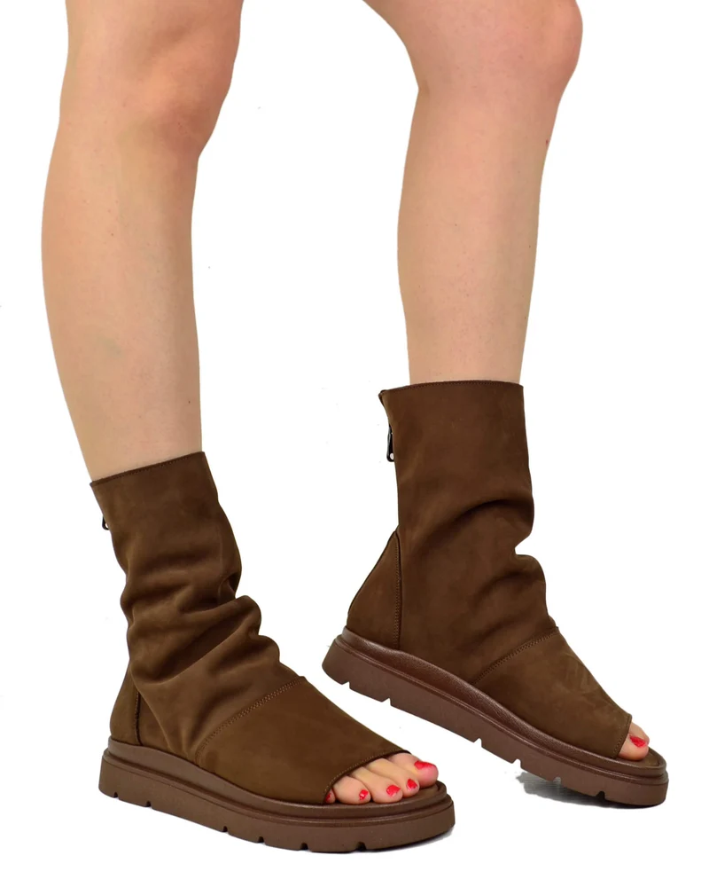 Sandali Platform a Stivaletto Spuntato in Nabuk Cioccolato Wide Pianta Larga