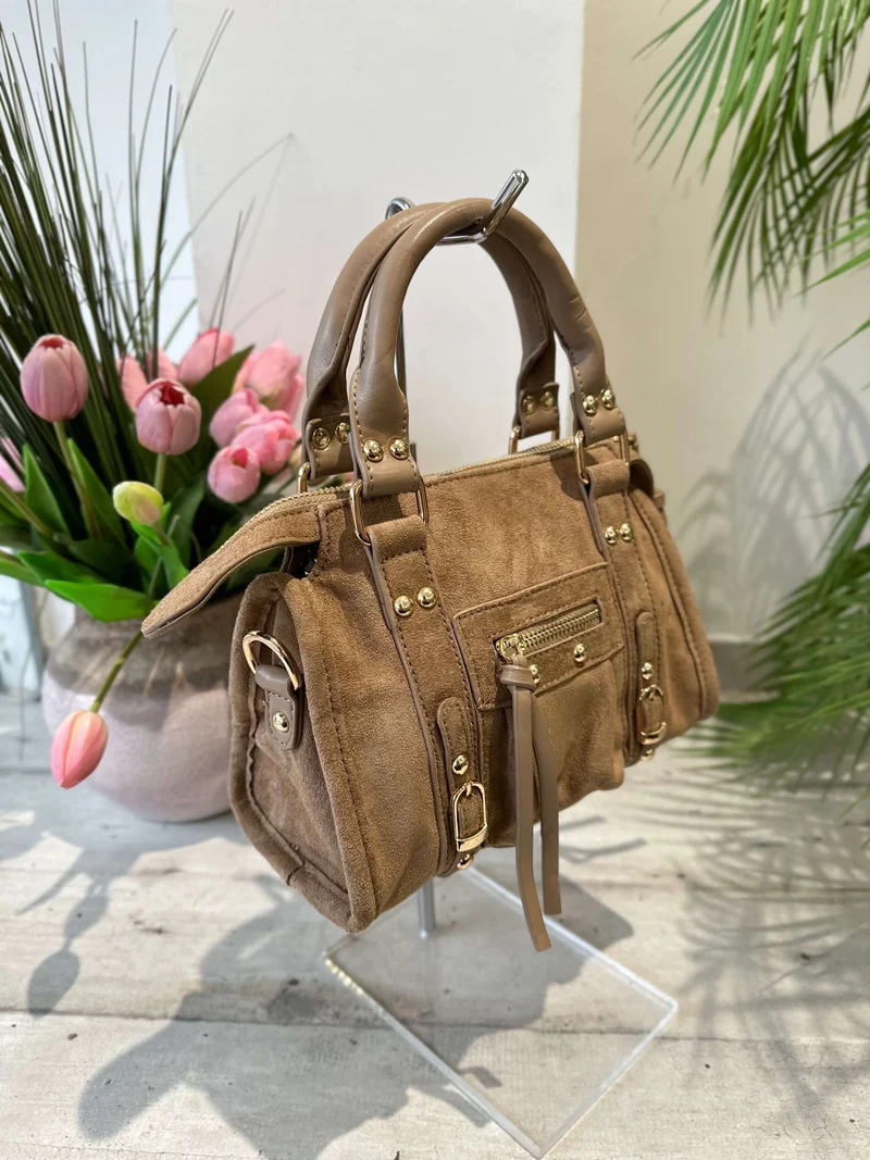 Borsa Scamosciata con Borchie Dorate Similpelle Camel Simonetta
