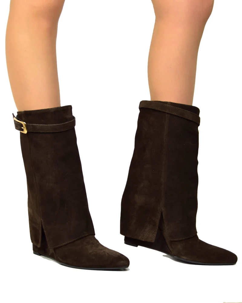 Stivaletti con Ghetta e Fibbia Dorata Zeppa Alta 9 Cm in Pelle Scamosciata Marrone