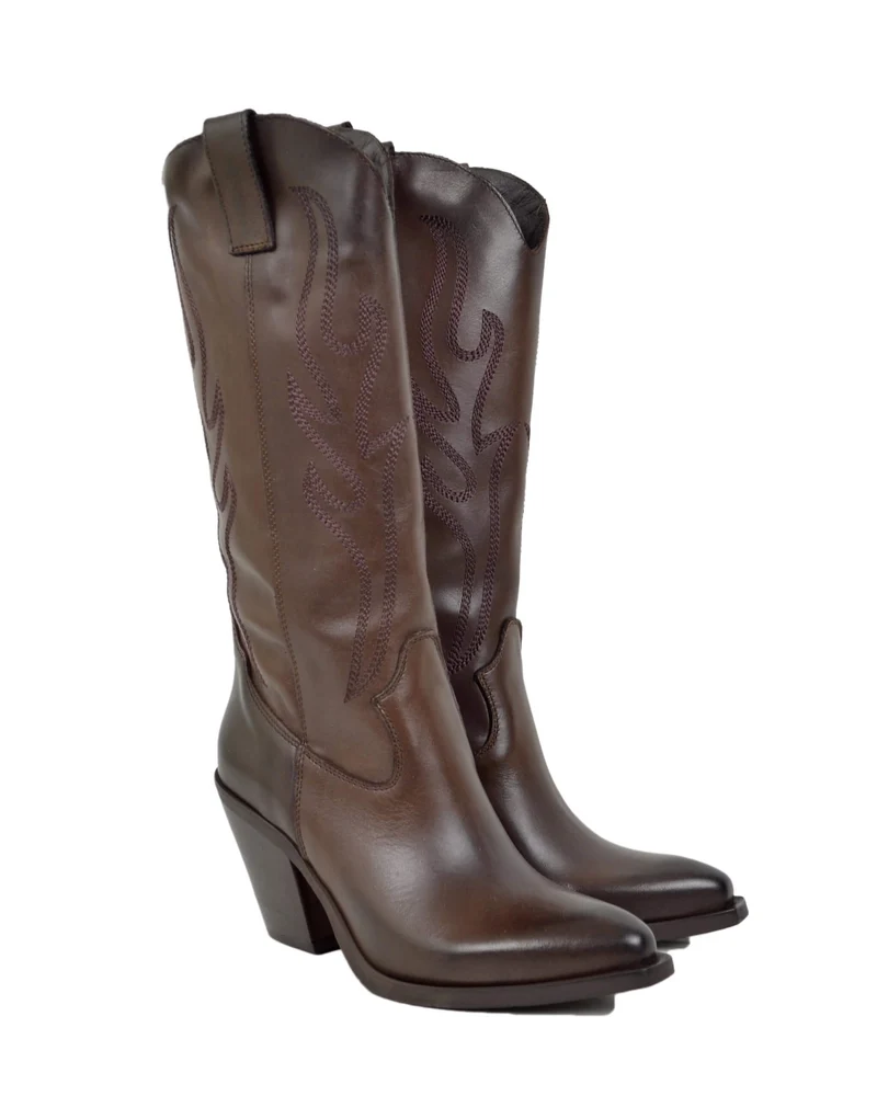 Stivali Alti Texani in Pelle Cioccolato con Cuciture Gambale Morbido Tacco 9 cm