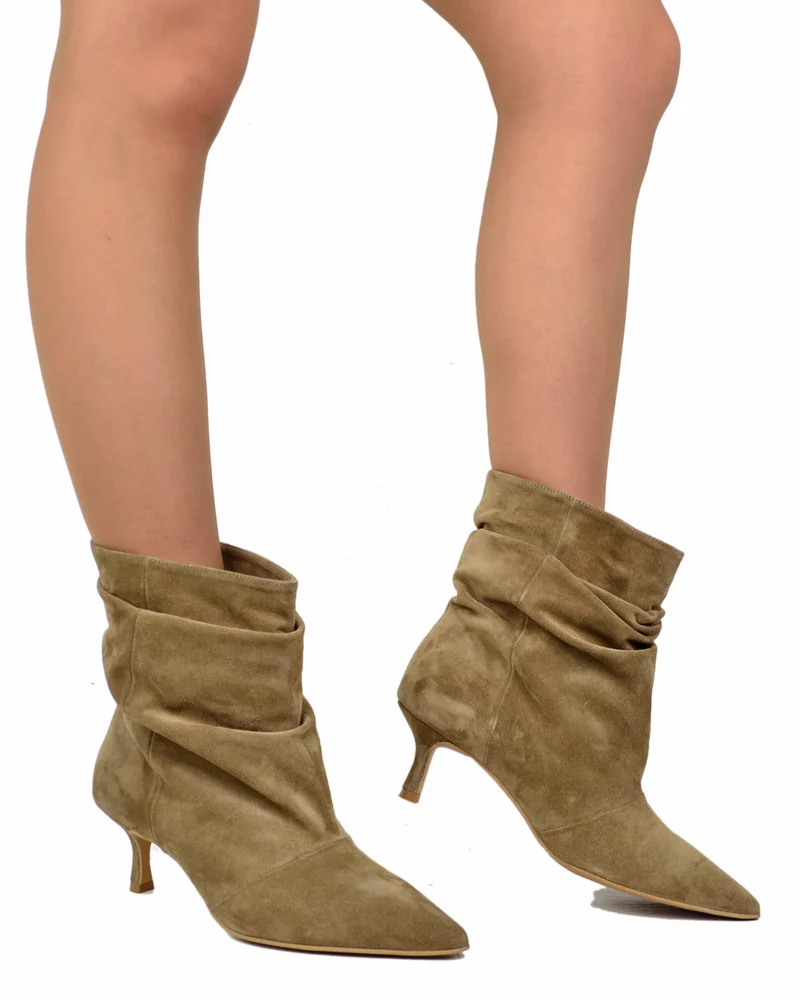 Stivaletti Slouchy Kitten Heels Tacco a Rocchetto Eleganti Pelle Scamosciata Taupe