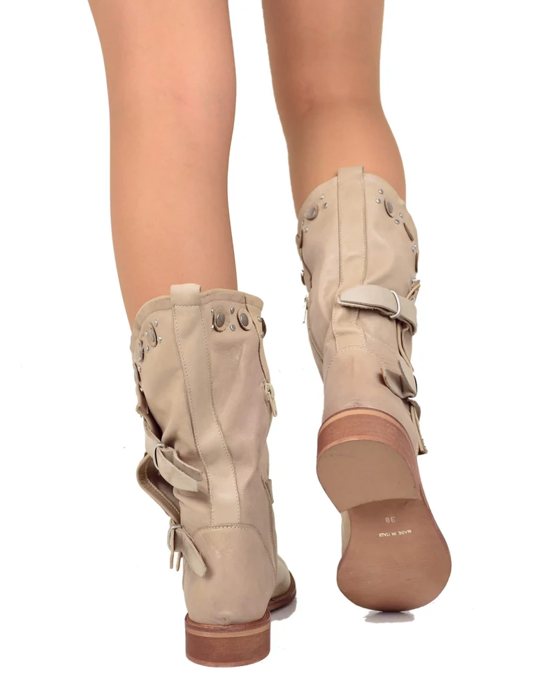 Biker Taupe in Pelle Sfumata Gambale Largo e Sfoderato Stivali Borchiati