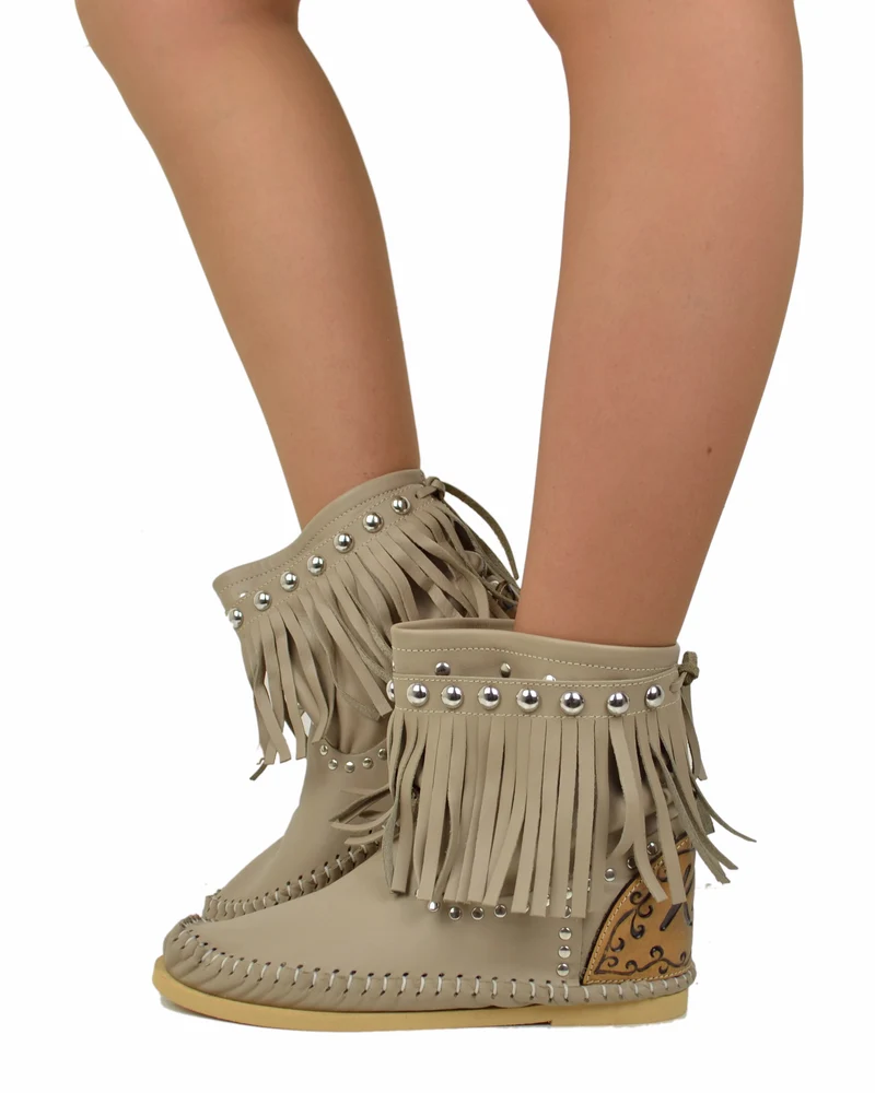Stivali Indianini con Frange Pelle Beige con Zeppa Interna di 3 cm KikkiLine Riccione