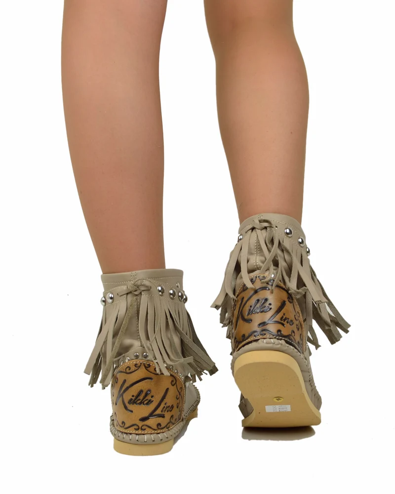 Stivali Indianini con Frange Pelle Beige con Zeppa Interna di 3 cm KikkiLine Riccione