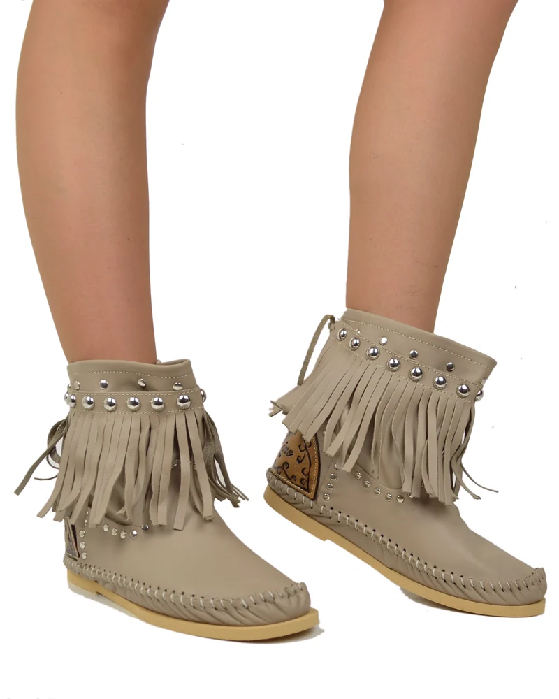 Stivali Indianini con Frange Pelle Beige con Zeppa Interna di 3 cm KikkiLine Riccione