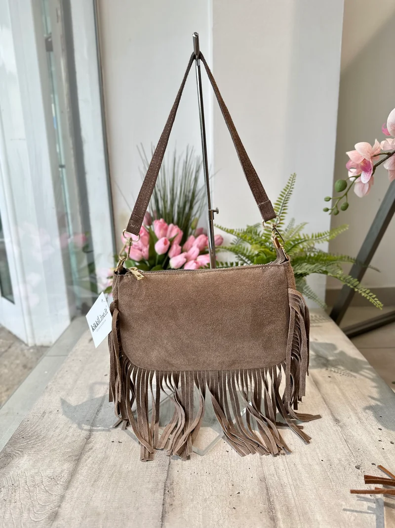 Borsetta a Spalla con Frangia a Baguette in Pelle Scamosciata 2 Tracolle Interne "DOLLY" Taupe
