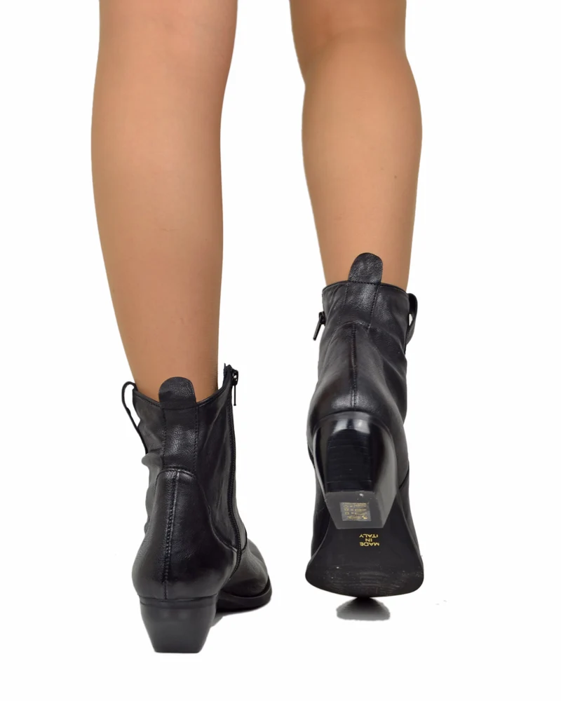 Stivaletti Texanini in Vera Pelle Nero Effetto Stropicciato Tacco 5 cm con Zip