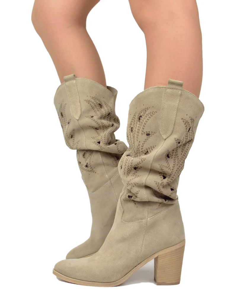 Stivali Gambale Largo e Sfoderato Punta Tonda Laserati a Fiore Traforati Camoscio Beige
