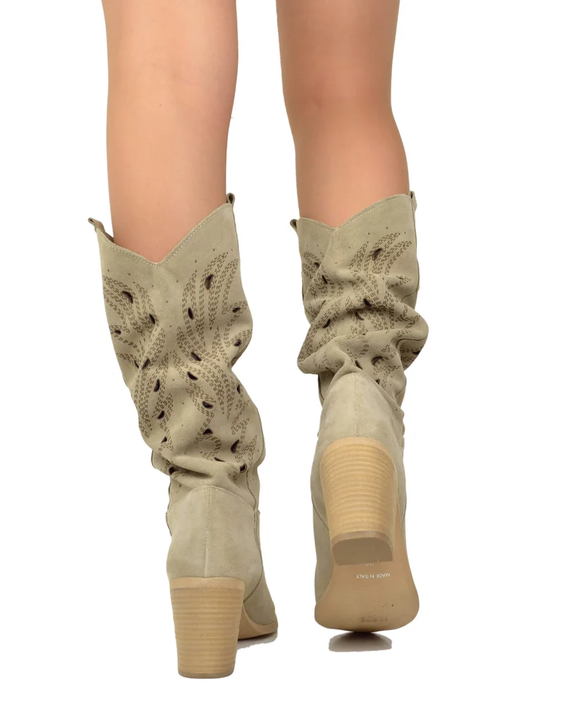Stivali Gambale Largo e Sfoderato Punta Tonda Laserati a Fiore Traforati Camoscio Beige
