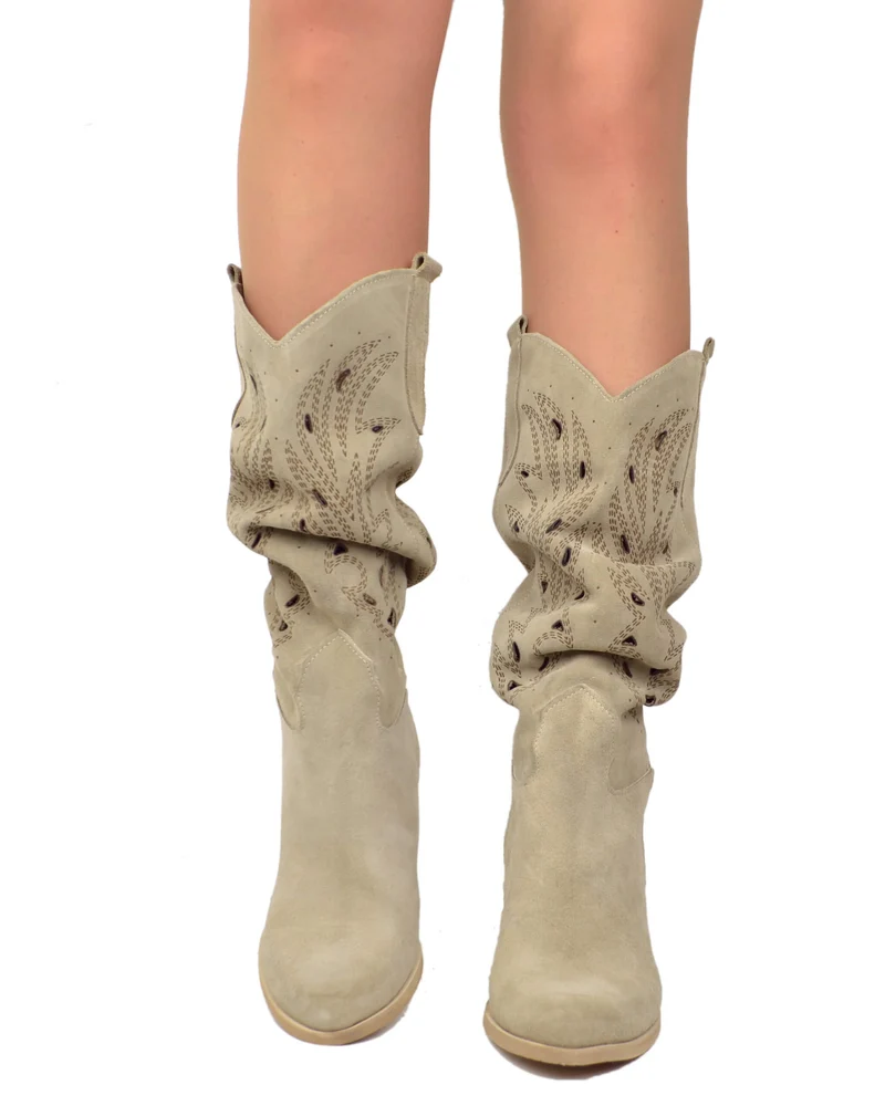 Stivali Gambale Largo e Sfoderato Punta Tonda Laserati a Fiore Traforati Camoscio Beige