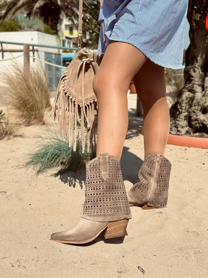 Texani con Ghetta Traforata Tacco 6 cm Pelle Scamosciata Taupe