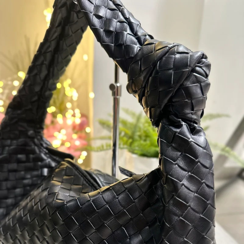 Borsa Intrecciata con Nodo in Similpelle a Mano a Spalla Nera Media BETTY