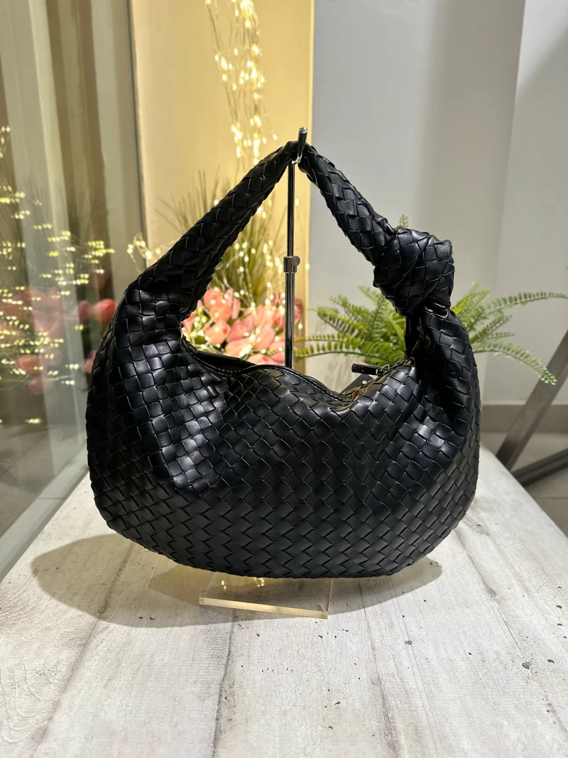 Borsa Intrecciata con Nodo in Similpelle a Mano a Spalla Nera Media BETTY