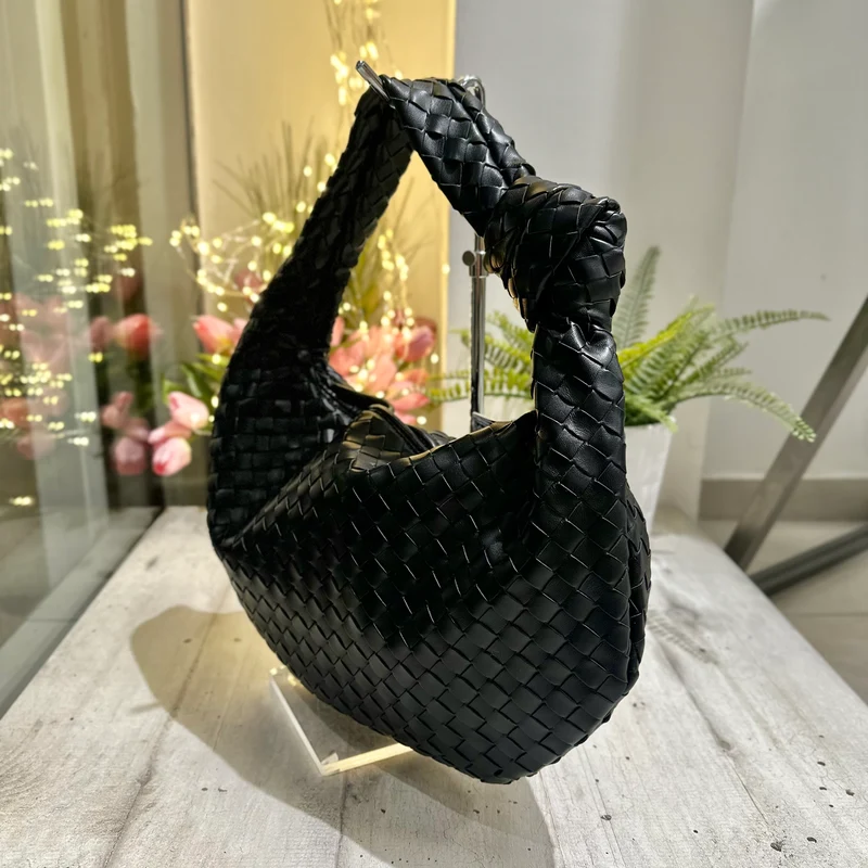 Borsa Intrecciata con Nodo in Similpelle a Mano a Spalla Nera Media BETTY