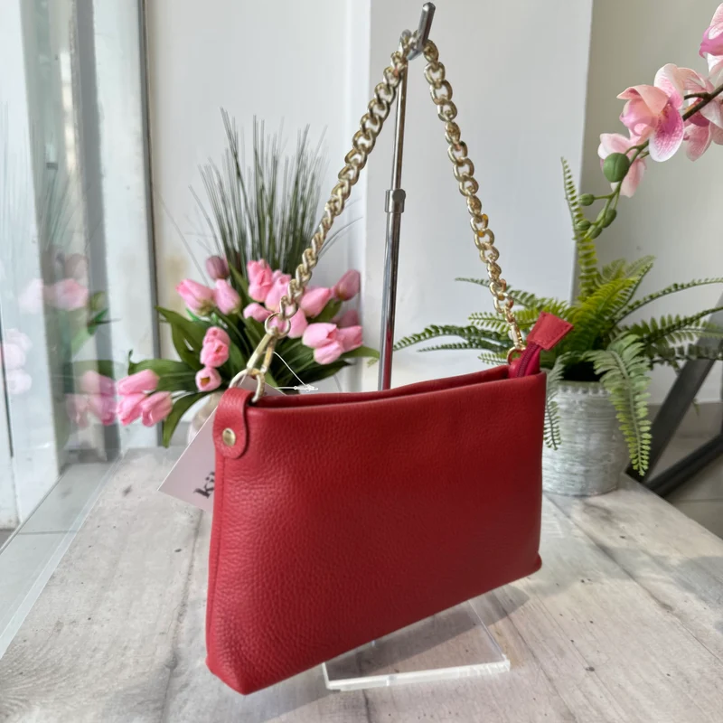 Borsa Rossa in Vera Pelle Battuta con Zip a Spalla Catena e Tracolla Interna VITTORIA