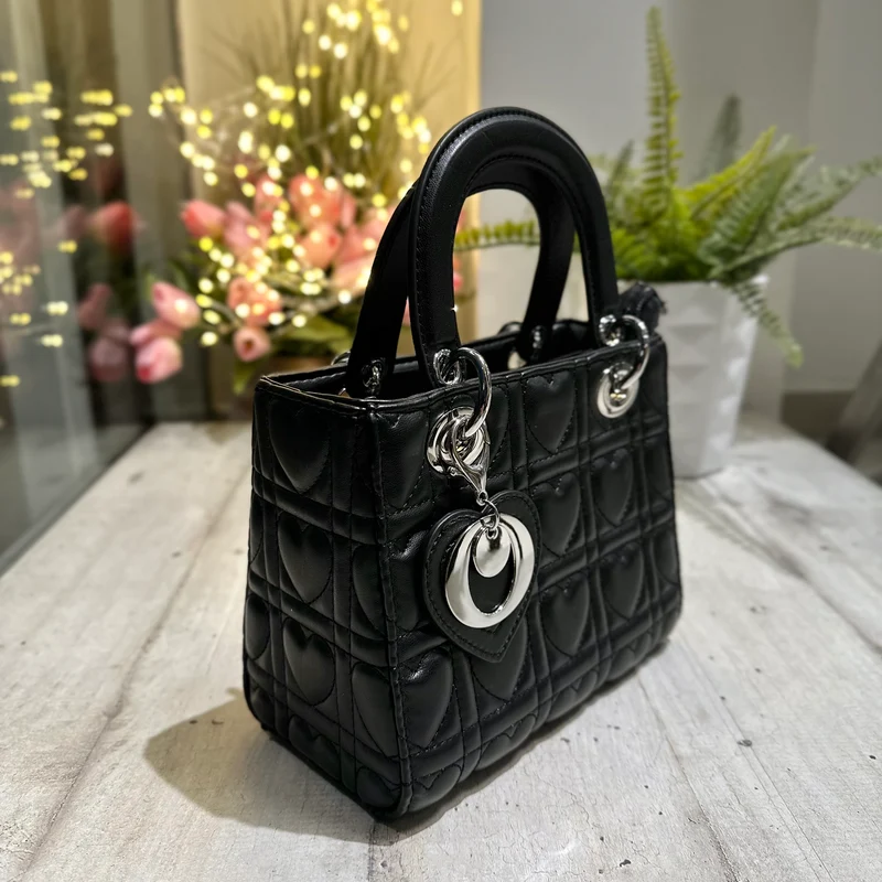 Borsa in Similpelle a Valigetta Cuori Trapuntata Nera con Tracolla