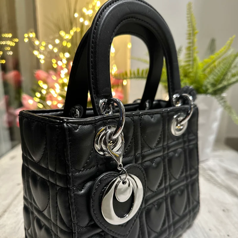 Borsa in Similpelle a Valigetta Cuori Trapuntata Nera con Tracolla
