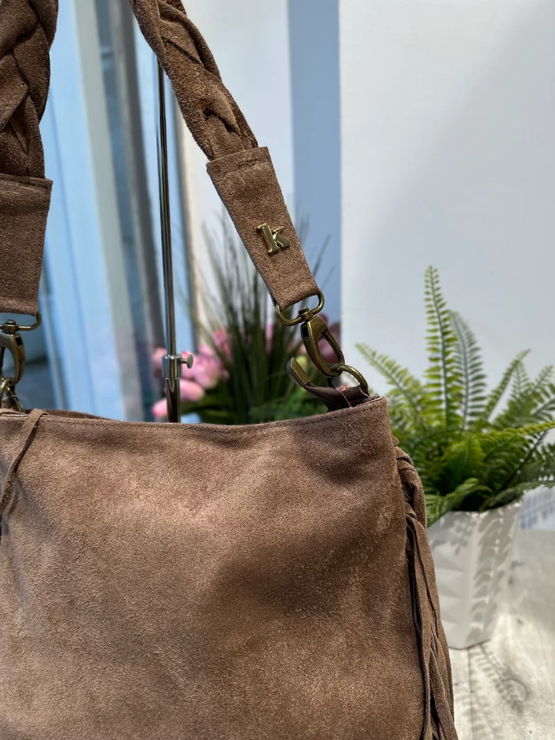 Borsa Quadrata con Frange a Spalla Manico Intrecciato Pelle Scamosciata Taupe ISABEL
