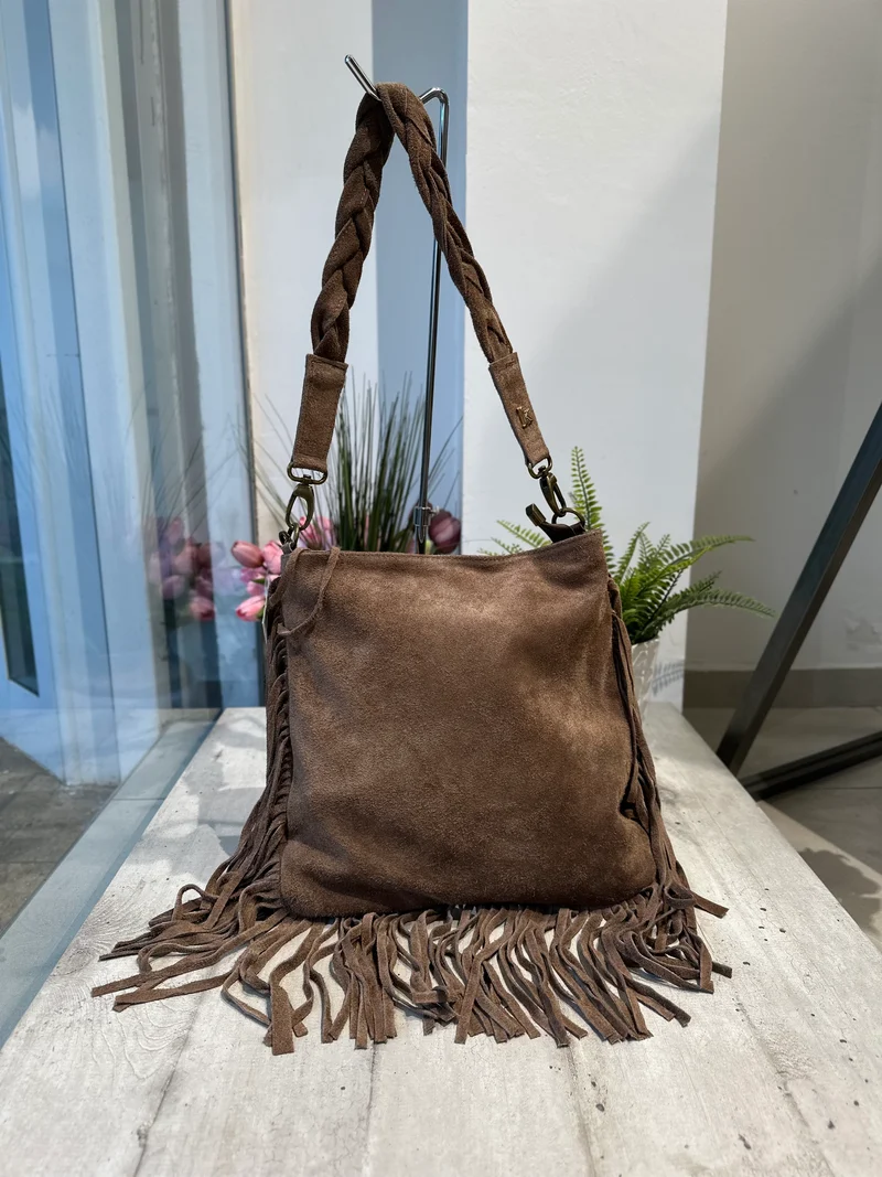 Borsa Quadrata con Frange a Spalla Manico Intrecciato Pelle Scamosciata Taupe ISABEL
