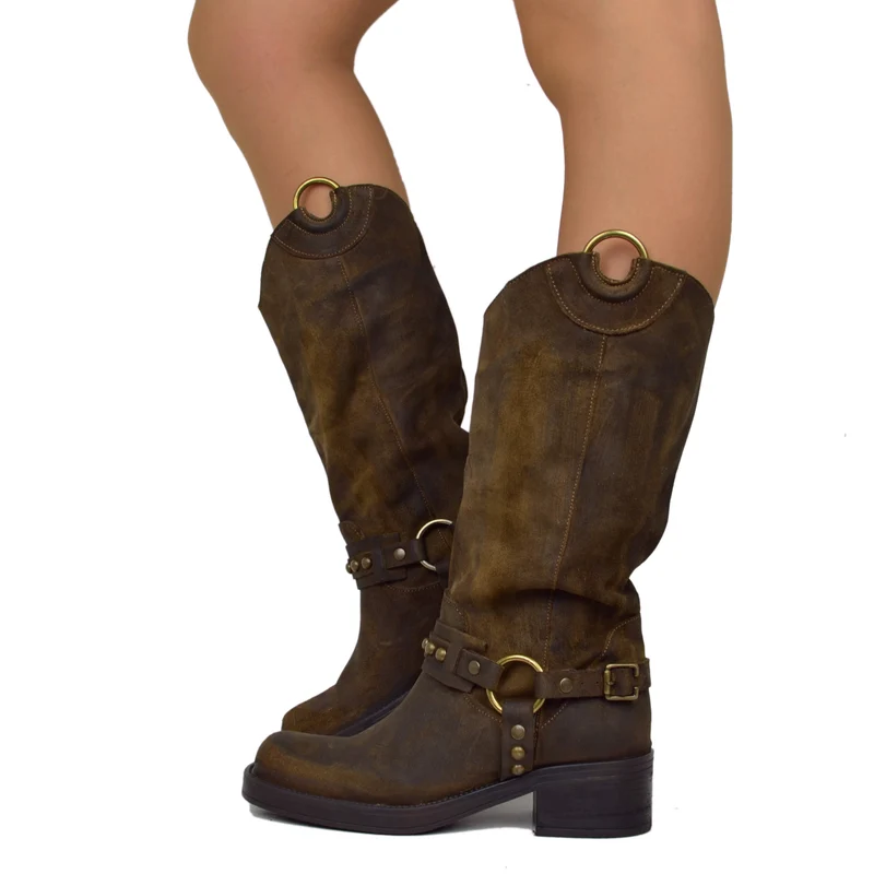 Biker con Dettagli Western Borchie Bronzo e Punta Quadrata in Pelle Ingrassata Marrone