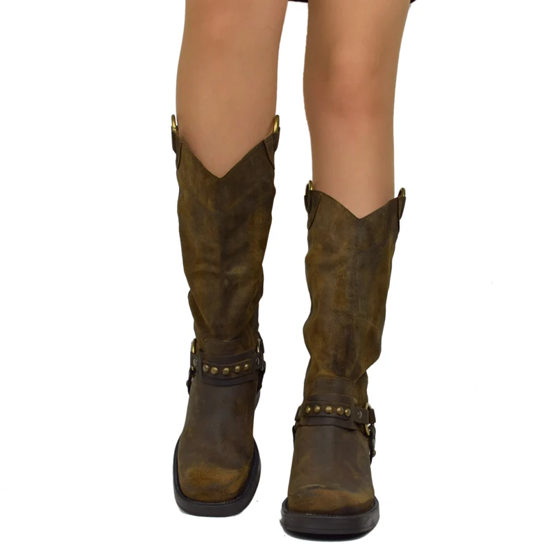 Biker con Dettagli Western Borchie Bronzo e Punta Quadrata in Pelle Ingrassata Marrone