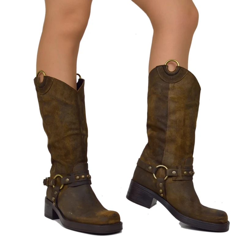 Biker con Dettagli Western Borchie Bronzo e Punta Quadrata in Pelle Ingrassata Marrone