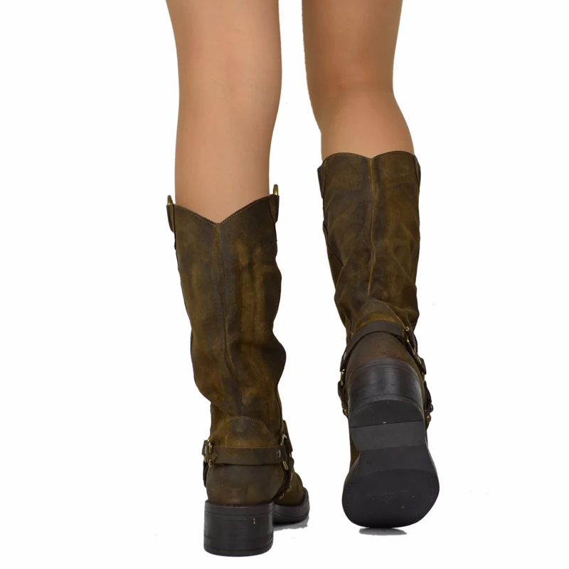 Biker con Dettagli Western Borchie Bronzo e Punta Quadrata in Pelle Ingrassata Marrone