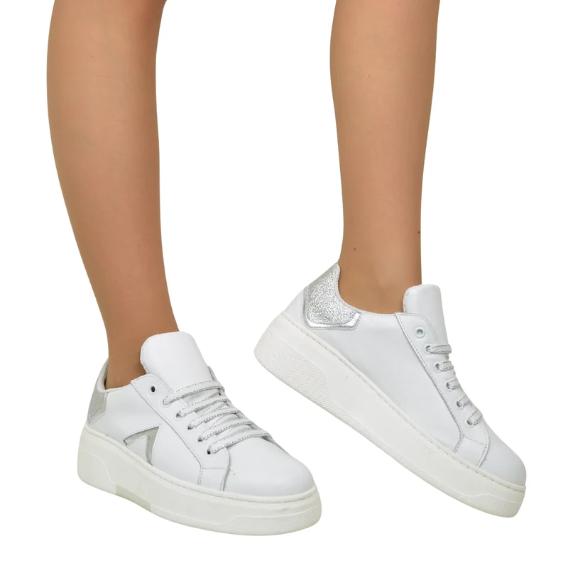 Sneakers Bianche Dettagli Argento Vera Pelle Punta Tonda Divine Follie