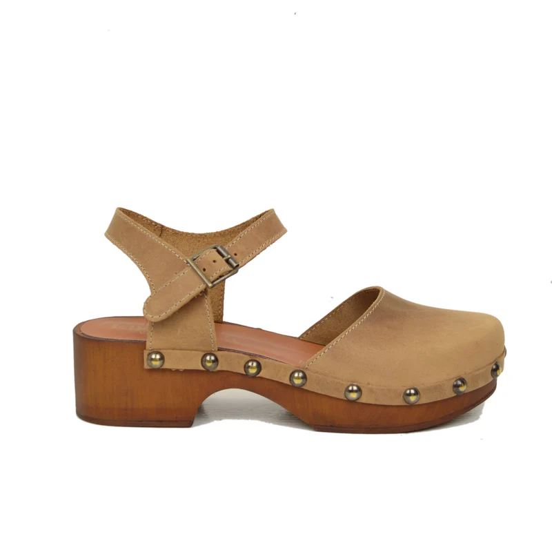 Sandali a Zoccolo in Pelle Ingrassata Camel con Tacco Basso