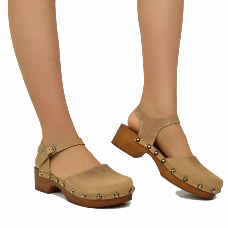 Sandali a Zoccolo in Pelle Ingrassata Camel con Tacco Basso