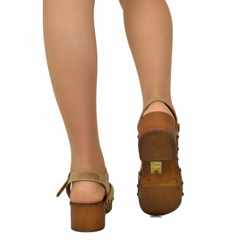 Sandali a Zoccolo in Pelle Ingrassata Camel con Tacco Basso