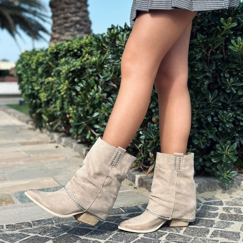 Stivaletti Texani Donna in Pelle Scamosciata Beige con Borchie