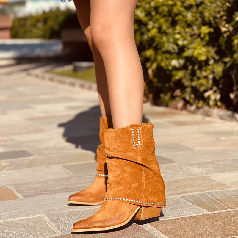 Stivaletti Texani Donna in Pelle Scamosciata Cuoio con Borchie