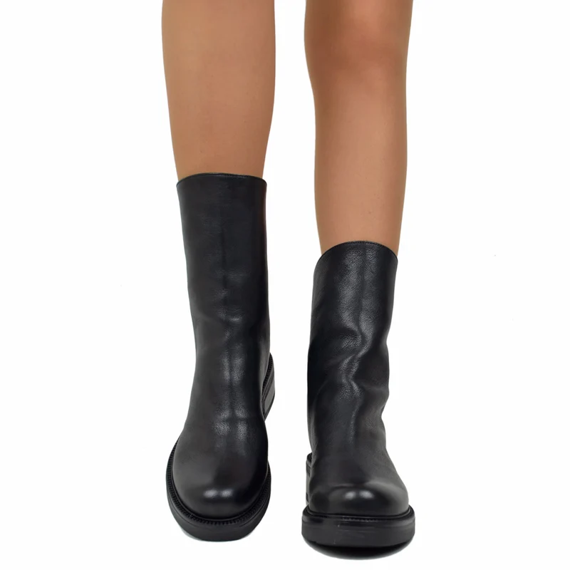 Stivaletti alla Caviglia con Zip Posteriore in Vera Pelle Total Black