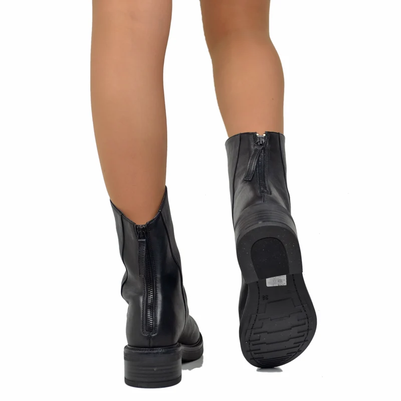 Stivaletti alla Caviglia con Zip Posteriore in Vera Pelle Total Black
