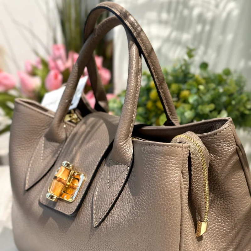 Borsa a Mano Baule Grande Capiente Chiusura Bamboo e Zip Vera Pelle Taupe