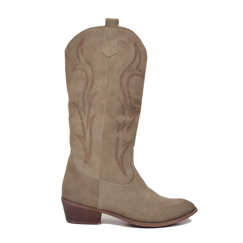 Stivali Texani in Pelle Scamosciata Taupe con Strass a Fiamma Tacco Basso 4 cm