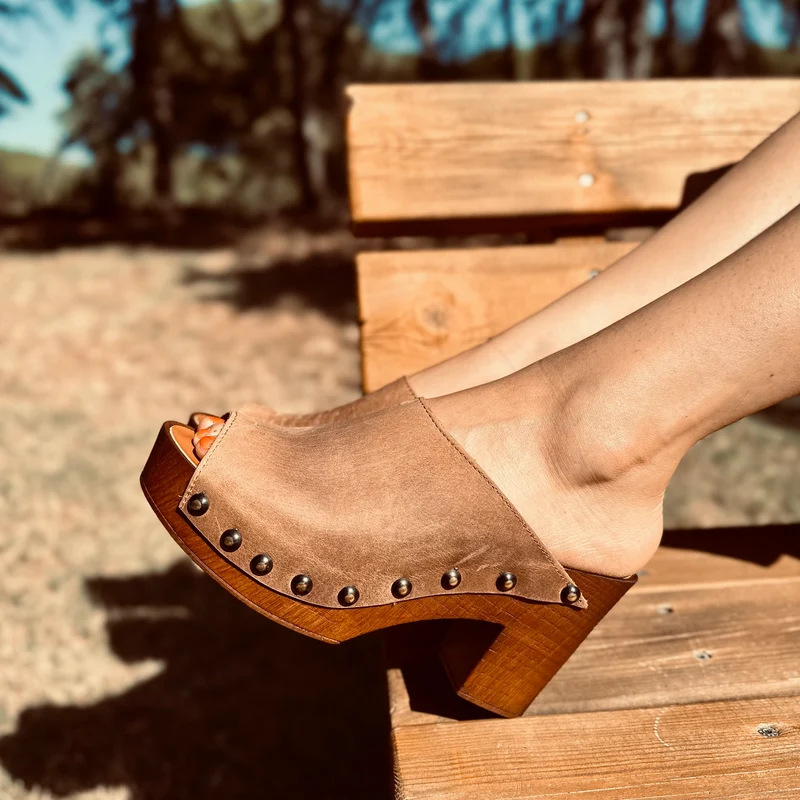 Zoccolo Donna in Pelle Ingrassata in color Camel Made in Italy